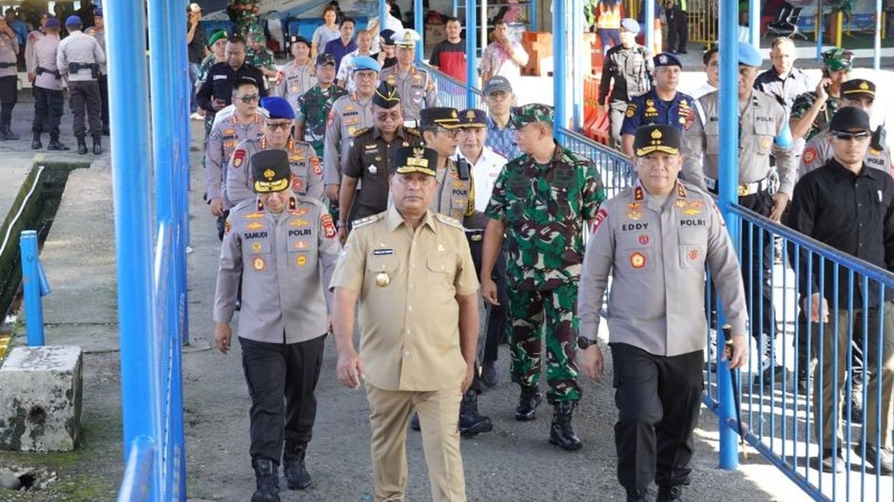 Kapolda Maluku meninjau langsung Pelabuhan Ambon dan pasar tradisional untuk memastikan keamanan dan kelancaran arus mudik Lebaran 2025 serta ketersediaan bahan pokok.