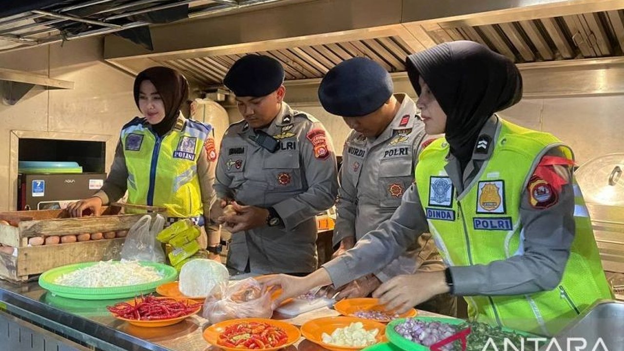 Polda Banten membuka dapur umum gratis di Pelabuhan Ciwandan, Cilegon, Banten, menyediakan 250 porsi makanan berat setiap harinya untuk membantu pemudik selama arus mudik Lebaran 2023.