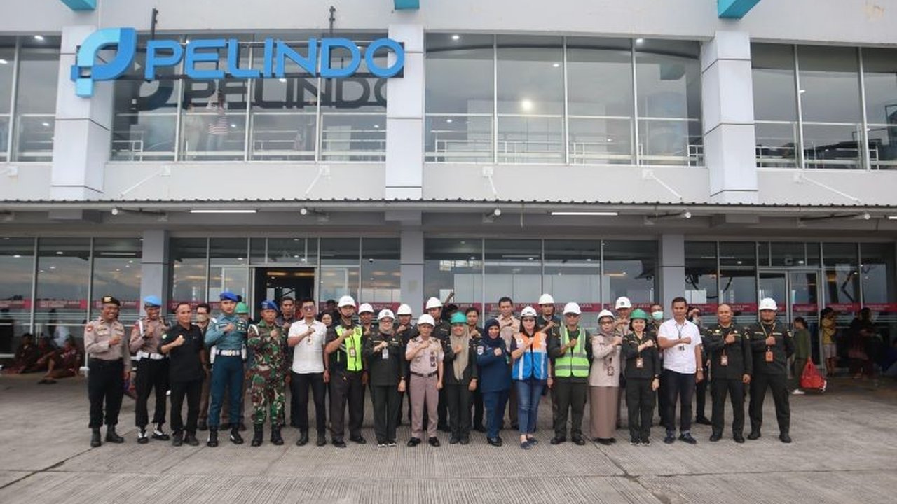 Antisipasi lonjakan pemudik Lebaran, Karantina Sulsel perketat pengawasan di Pelabuhan Makassar dengan Operasi Patuh 2025, melibatkan berbagai instansi terkait.