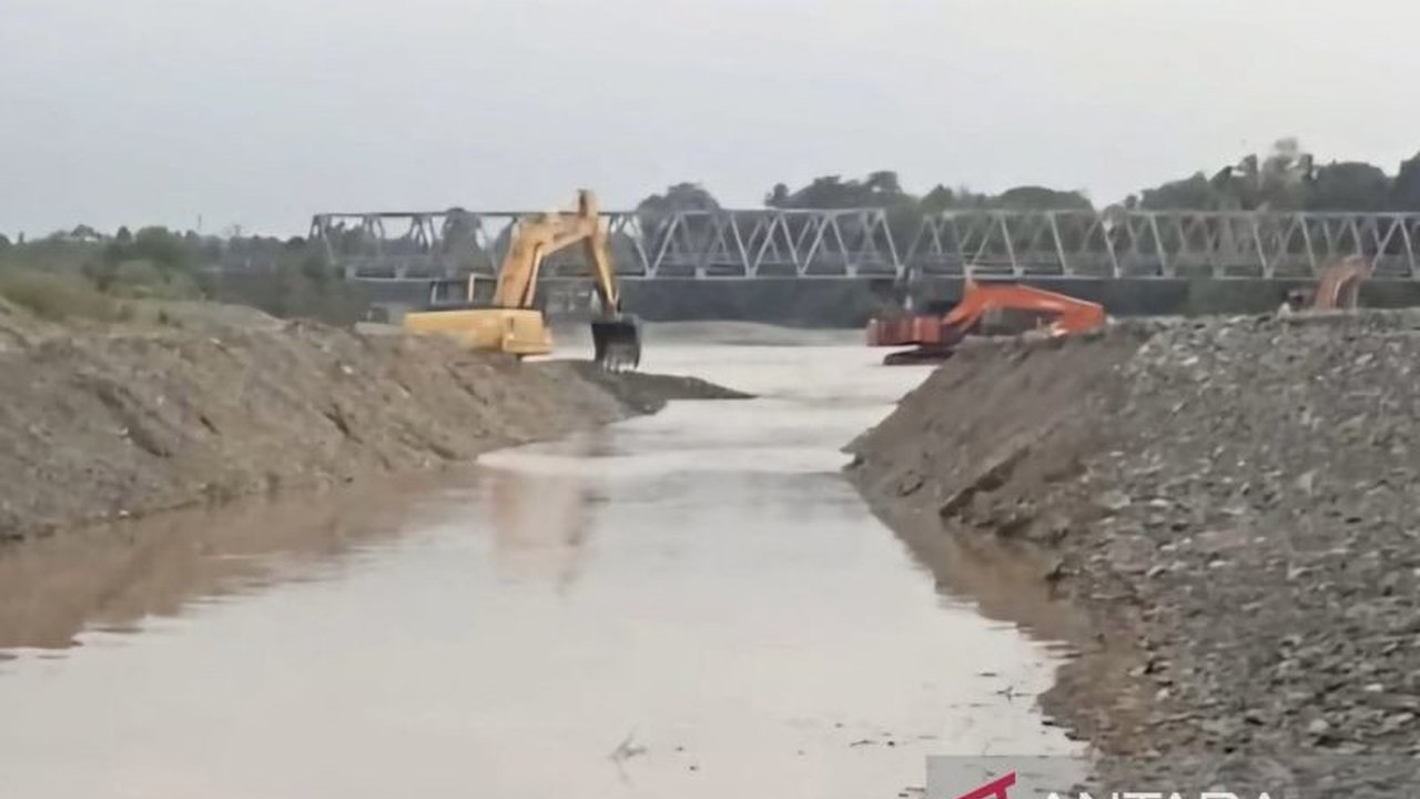Pemerintah Kabupaten Nagan Raya, Aceh, selesaikan pengerukan sungai untuk mengatasi pendangkalan saluran irigasi Lueng Tiga yang mengakibatkan kesulitan air bagi petani di 11 desa.