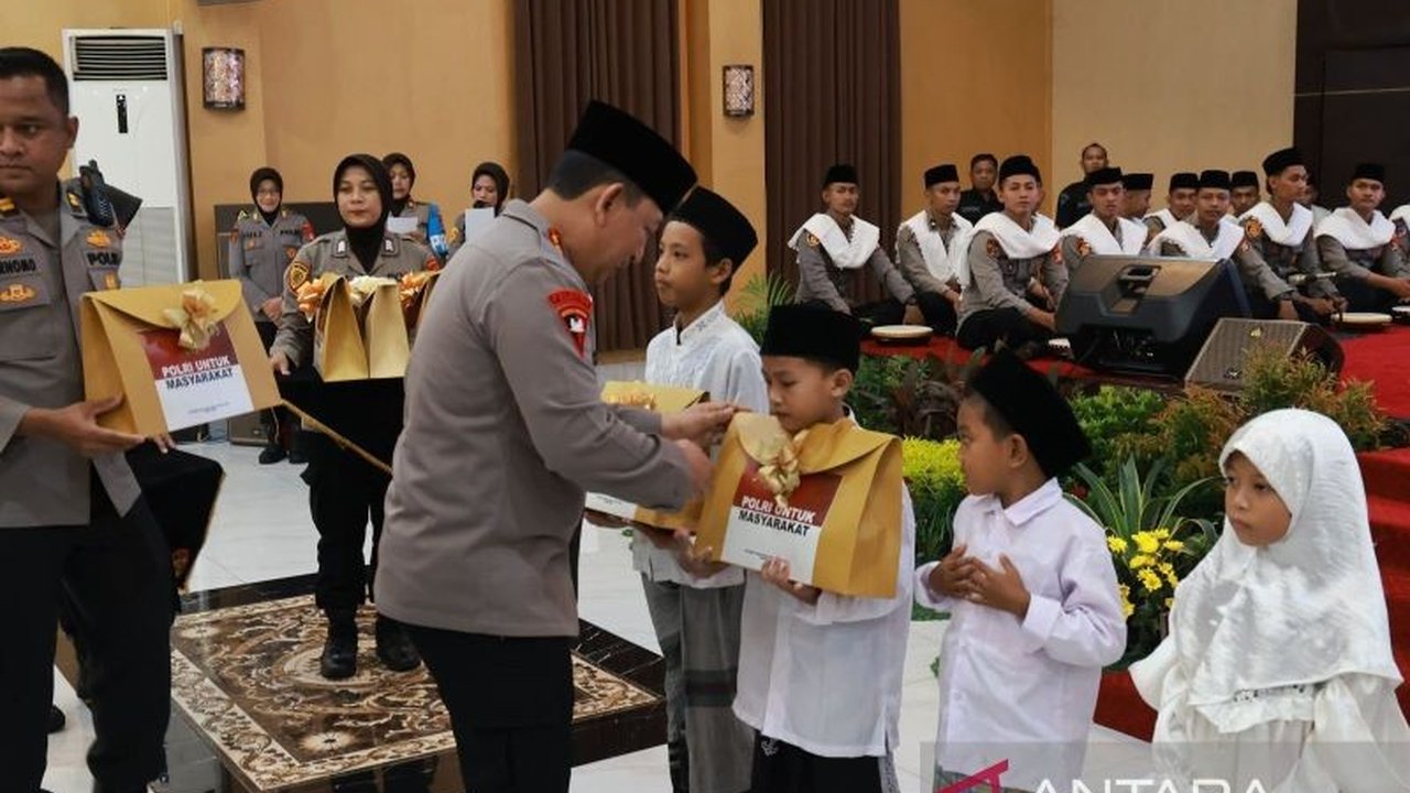 Kapolri Jenderal Listyo Sigit Prabowo menghadiri Safari Ramadhan di Yogyakarta, memperkuat sinergi TNI-Polri, ulama, dan masyarakat jelang mudik Lebaran 2025.