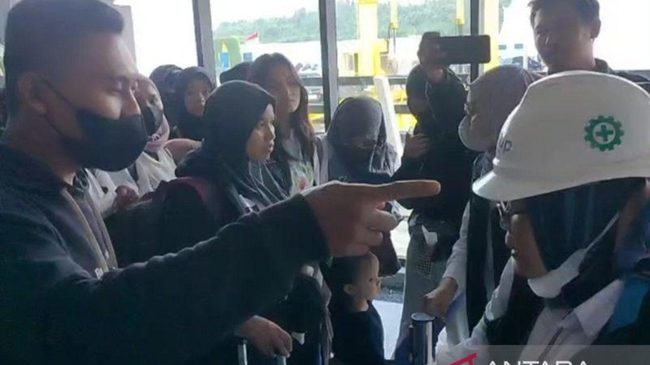 Kekecewaan penumpang kapal di Pelabuhan Merak memuncak saat antrean mudik Lebaran diserobot, petugas ASDP dinilai kurang tegas dalam menertibkan.