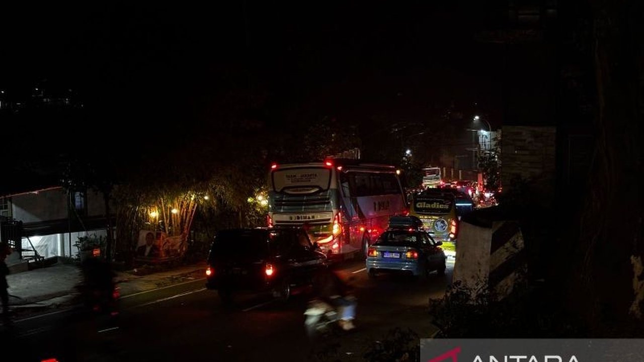 Lebih dari 1,3 juta pemudik telah melewati jalur Nagreg menuju Garut dan Tasikmalaya hingga H-3 Lebaran 2025, dengan lonjakan signifikan pada Jumat, 29 Maret 2025.