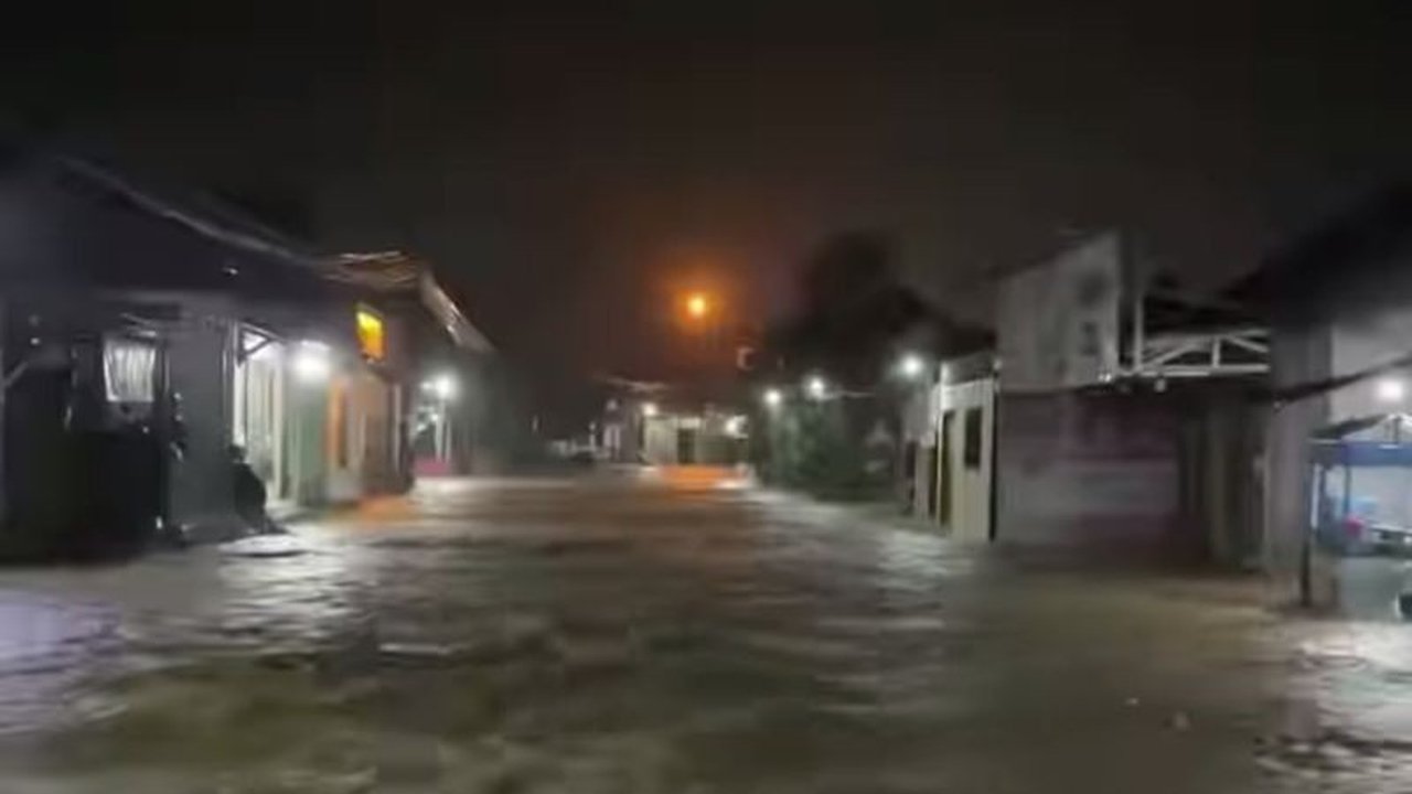 Hujan deras memicu banjir di Imogiri, Bantul; Bupati Bantul, Abdul Halim Muslih, langsung meninjau lokasi dan memastikan penanganan bencana.