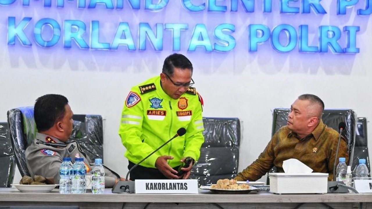 Menteri Perhubungan memastikan kelancaran arus mudik Lebaran 2025 di Tol Cikampek Utama dan Pelabuhan Ciwandan, dengan peningkatan signifikan jumlah pemudik sepeda motor.