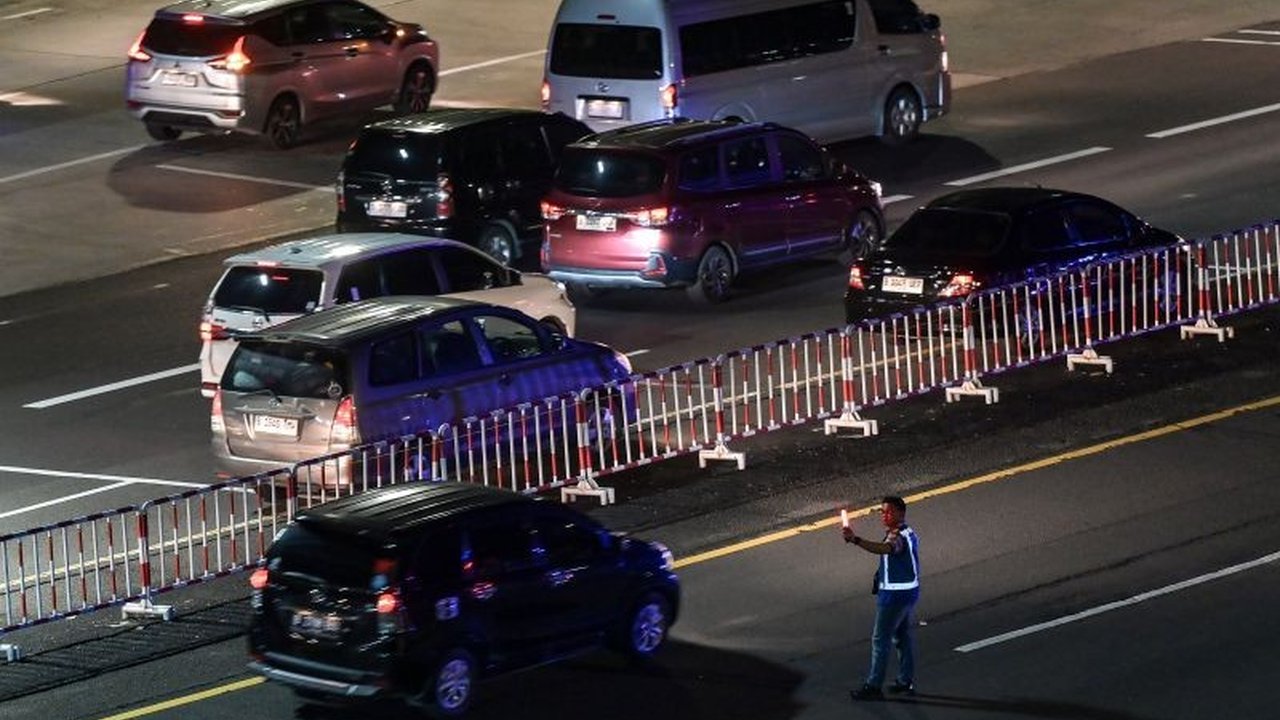 Personel Ditlantas Polda Kaltara mengawal program mudik gratis Pemprov Kaltara, memastikan 336 pemudik pulang kampung dengan aman dan nyaman pada Lebaran 2025.