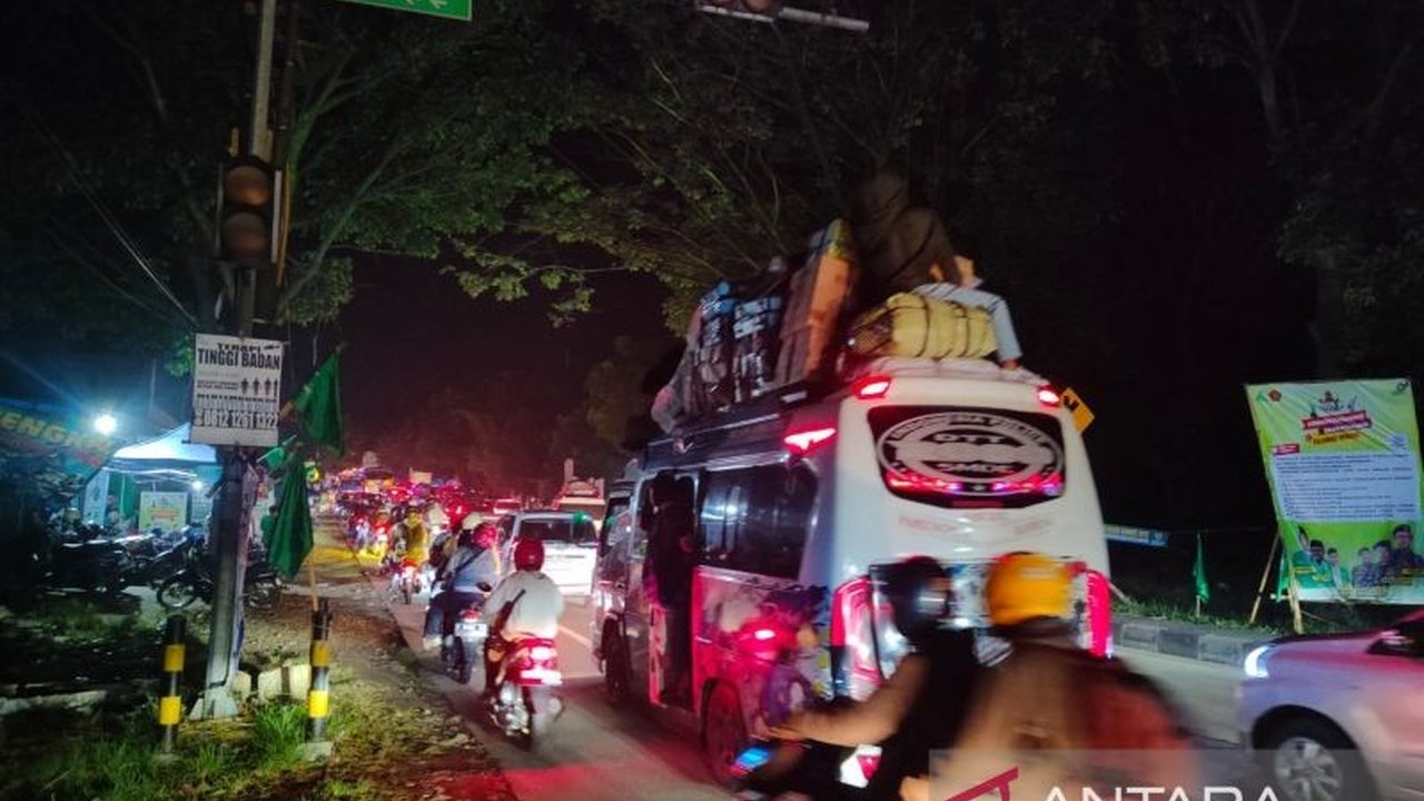 Jalur Nagreg, penghubung Bandung-Garut-Tasikmalaya, padat merayap selepas sahur H-2 Lebaran 2025 akibat lonjakan kendaraan mudik yang signifikan.