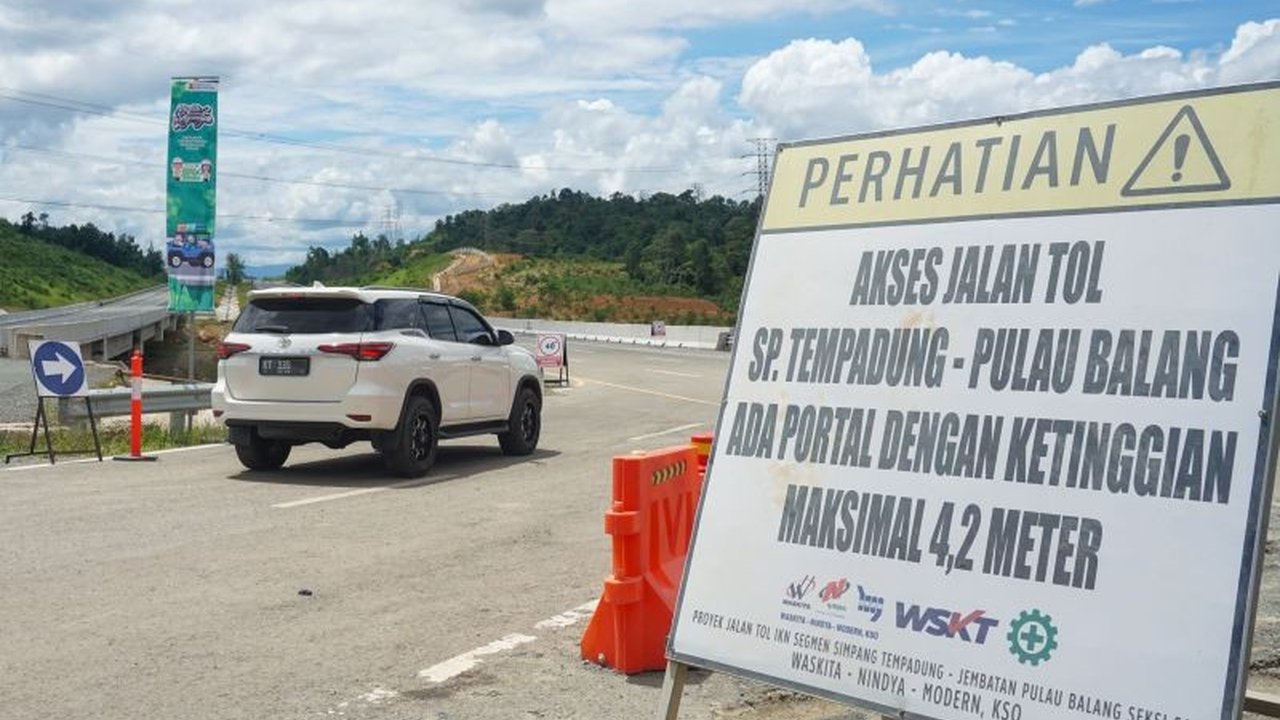 Polres Penajam Paser Utara mengamankan arus mudik dan balik Lebaran 2025 di jalur alternatif Tol IKN dengan sistem satu arah, mendirikan pos pengamanan di Jembatan Pulau Balang dan Simpang Riko.