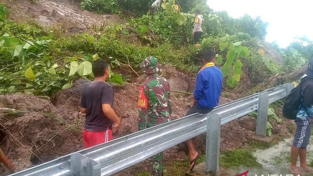 Longsor Putus Akses Lintas Sulawesi di Gorontalo Utara
