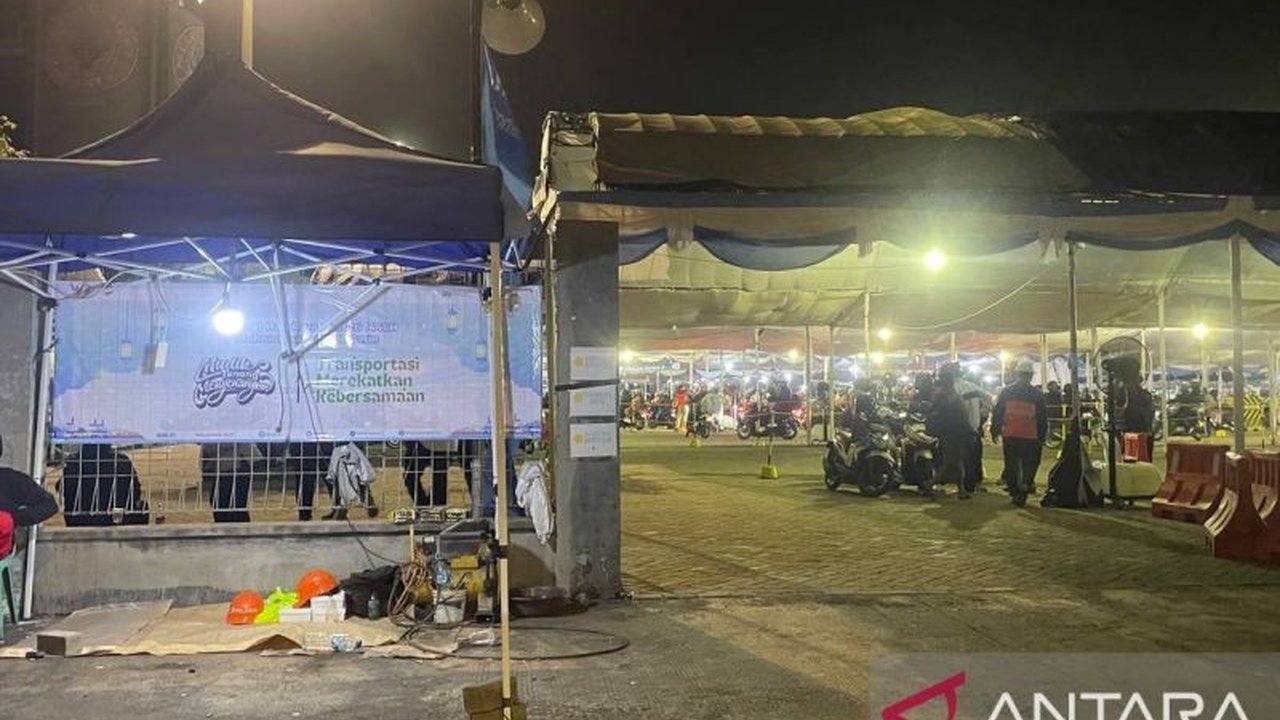 Fasilitas tambal ban dan servis kendaraan di Pelabuhan Ciwandan, Cilegon, Banten, membantu pemudik yang mengalami kendala ban bocor selama perjalanan mudik Lebaran.