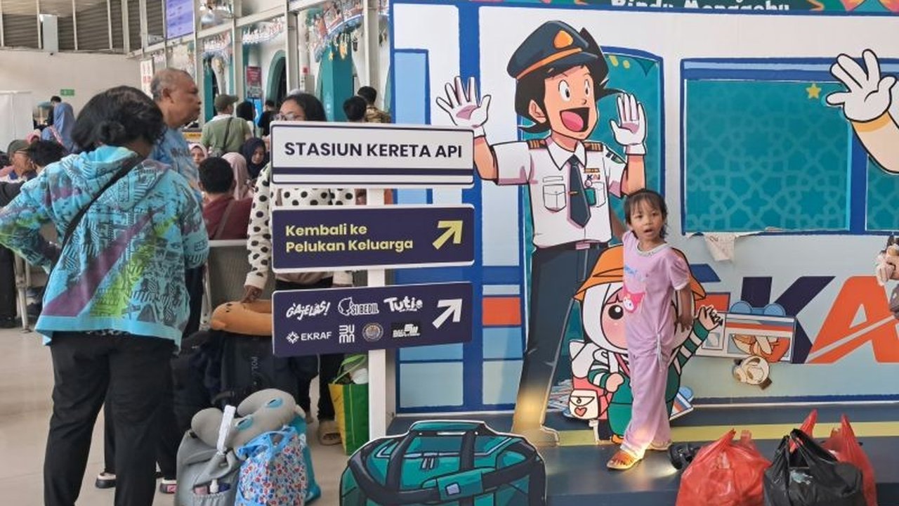 Lonjakan pemudik terjadi pada H-2 Lebaran 2025, dengan 27.934 penumpang berangkat dari Stasiun Pasar Senen dan total 49.696 penumpang dari Stasiun Pasar Senen dan Gambir, melampaui kapasitas tempat duduk yang tersedia.