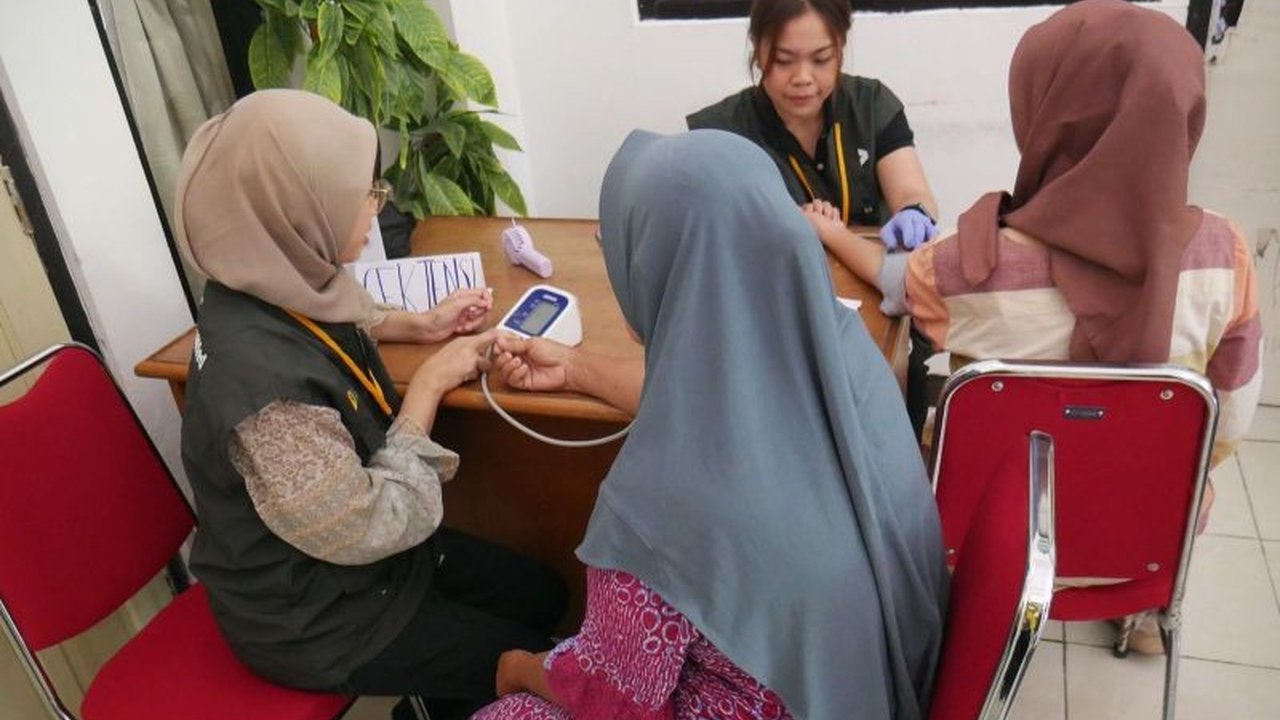 Tim Pengabdi Universitas Indonesia (UI) memberikan edukasi kesehatan tentang TBC di Pulau Panggang, Kepulauan Seribu, untuk menekan angka kasus penyakit tersebut.