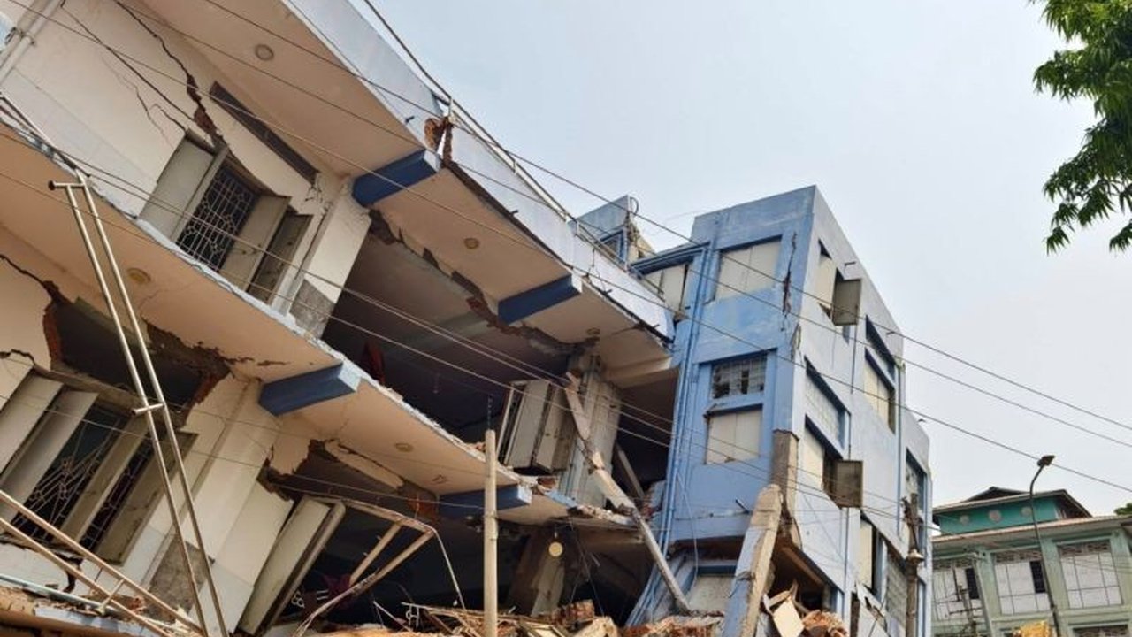 Gempa bumi kembar dahsyat berkekuatan magnitudo 7,7 dan 6,2 mengguncang Myanmar, menyebabkan ratusan korban jiwa dan kerusakan infrastruktur di Myanmar dan Thailand, termasuk Bangkok.