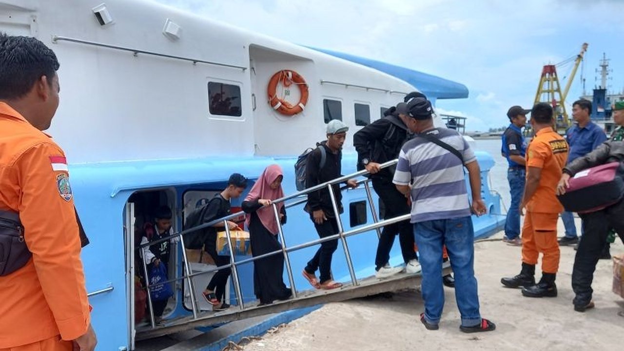 Sebanyak 304 pemudik dari Belitung tiba di Pelabuhan Pangkalbalam pada puncak arus mudik Lebaran 2024, dengan kondisi cuaca aman dan pelayaran lancar.