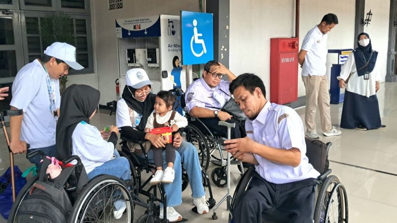 PT KAI menyediakan ruang VIP di Stasiun Pasar Senen untuk pemudik disabilitas pada H-2 Lebaran, peningkatan layanan yang diapresiasi penumpang.