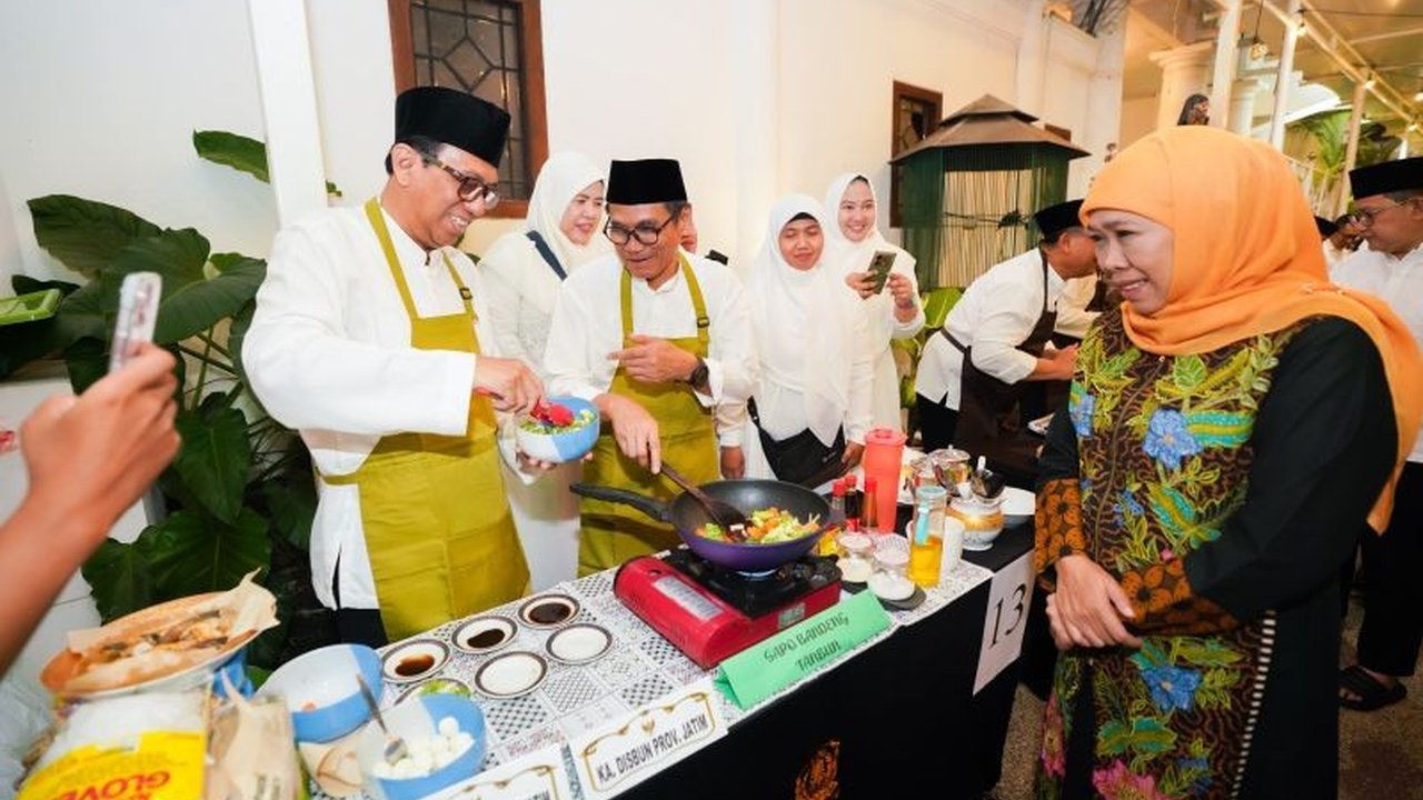 Gubernur Khofifah Indar Parawansa pimpin shalat Qiyamul Lail dan lomba masak ikan bandeng di lingkungan Pemprov Jatim, mempererat silaturahmi dan melestarikan tradisi.
