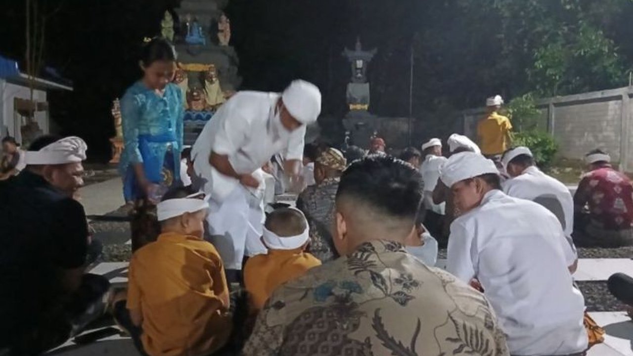 Umat Hindu HST Sambut Nyepi dengan Sembahyang Tilem, Suasana Khidmat di Pura Agung Datu Magintir