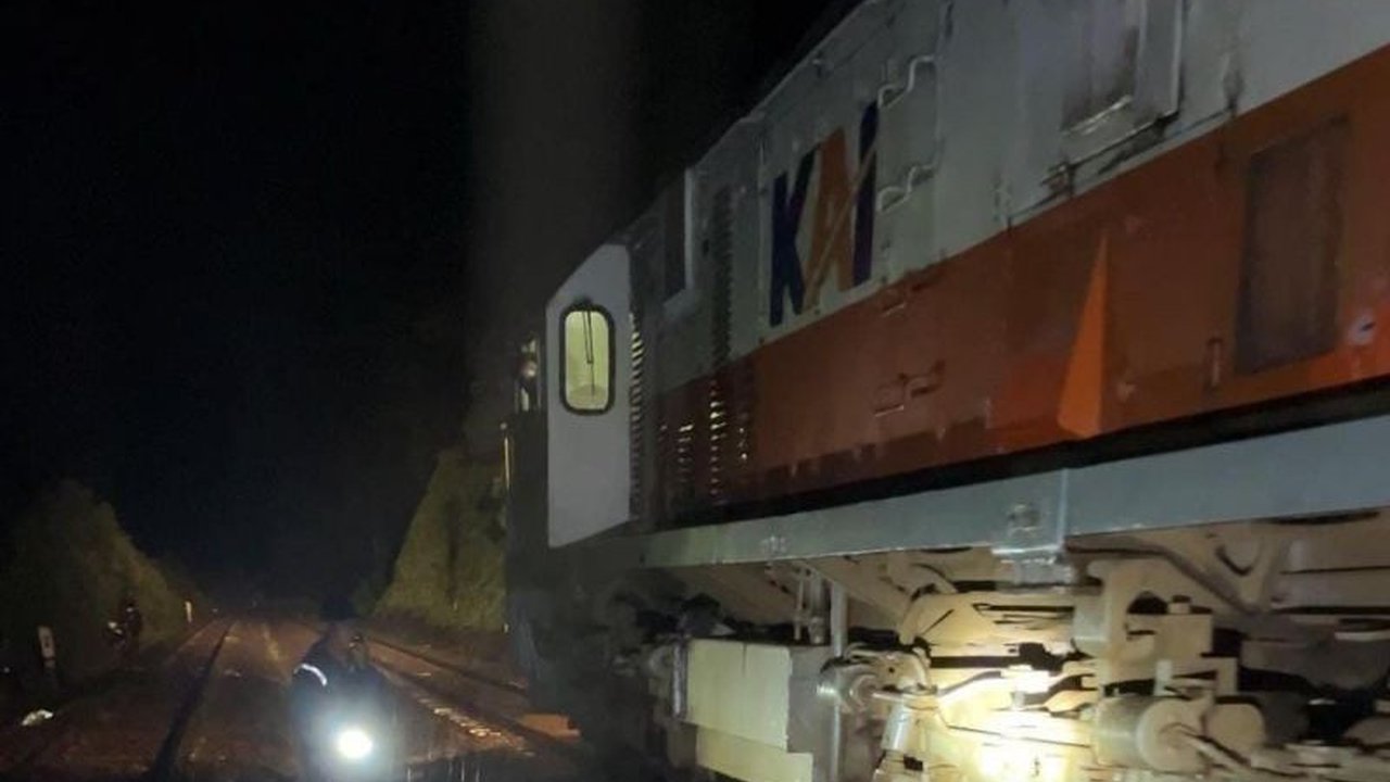 PT Kereta Api Indonesia (KAI) mengumumkan jalur kereta api di Daop 2 Bandung dan Daop 4 Semarang telah kembali normal setelah perbaikan jalur rel yang terdampak banjir dan longsor.