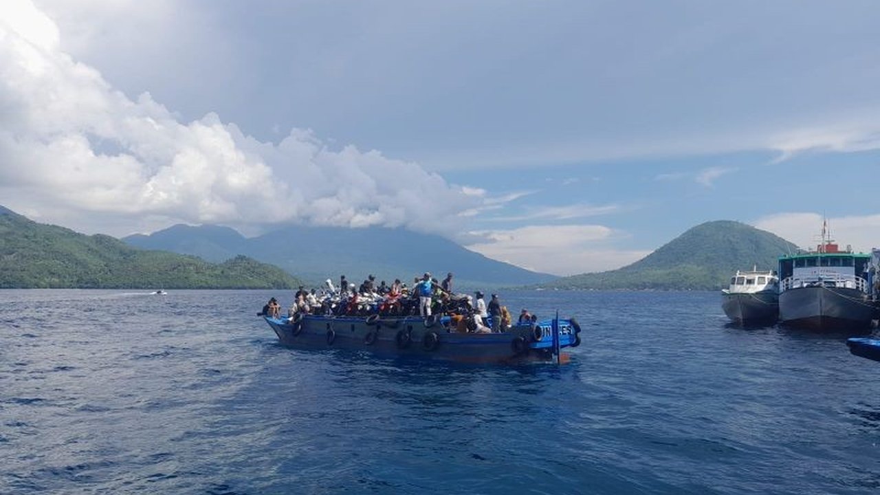 KSOP Ternate mengingatkan pemudik agar tidak duduk di dek kapal saat berlayar untuk menghindari risiko kecelakaan laut, terutama pada kapal cepat dan kapal kayu kecil.