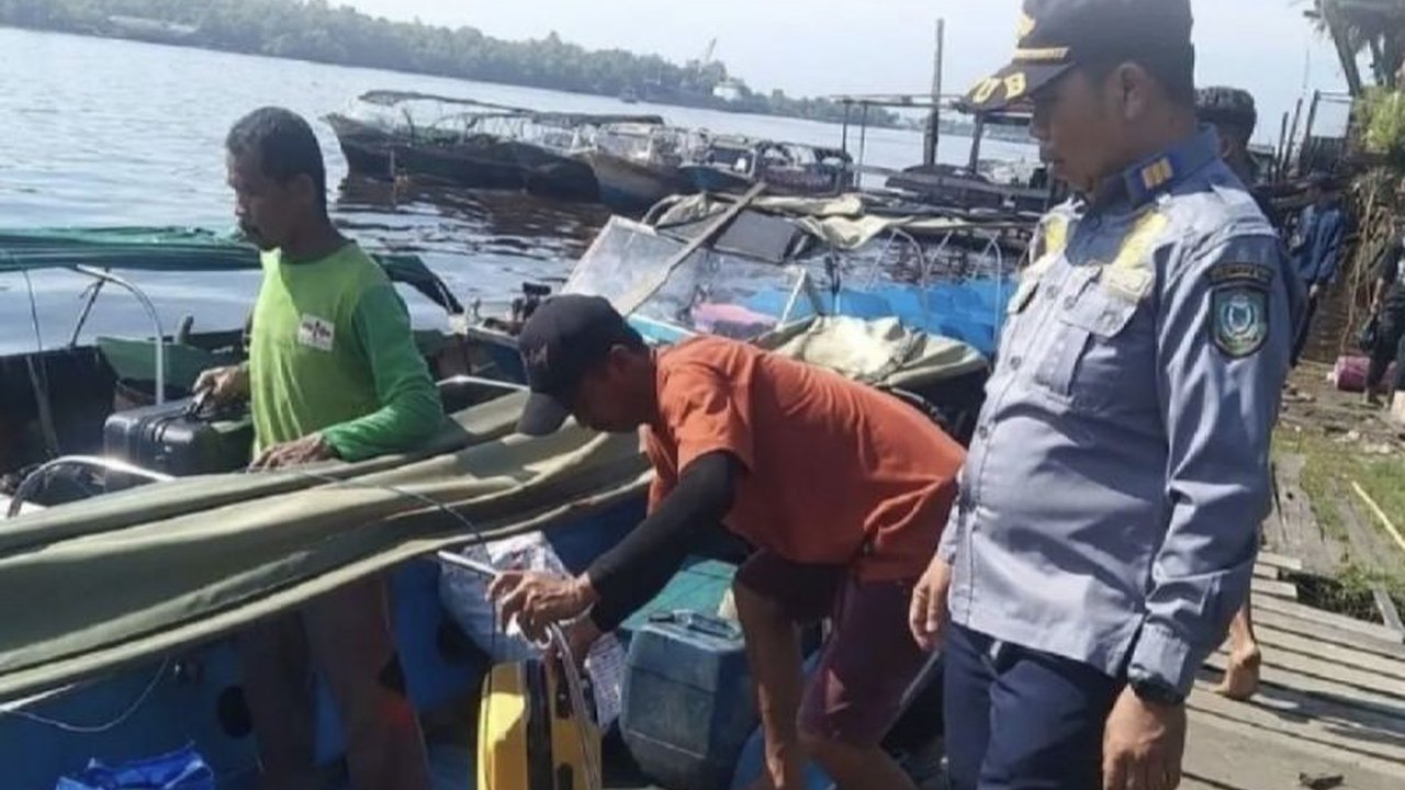 Pemerintah Kotawaringin Timur meningkatkan pemeriksaan angkutan sungai untuk memastikan keselamatan pemudik Lebaran 2025, dengan fokus pada kelaikan kapal dan perlengkapan keselamatan.
