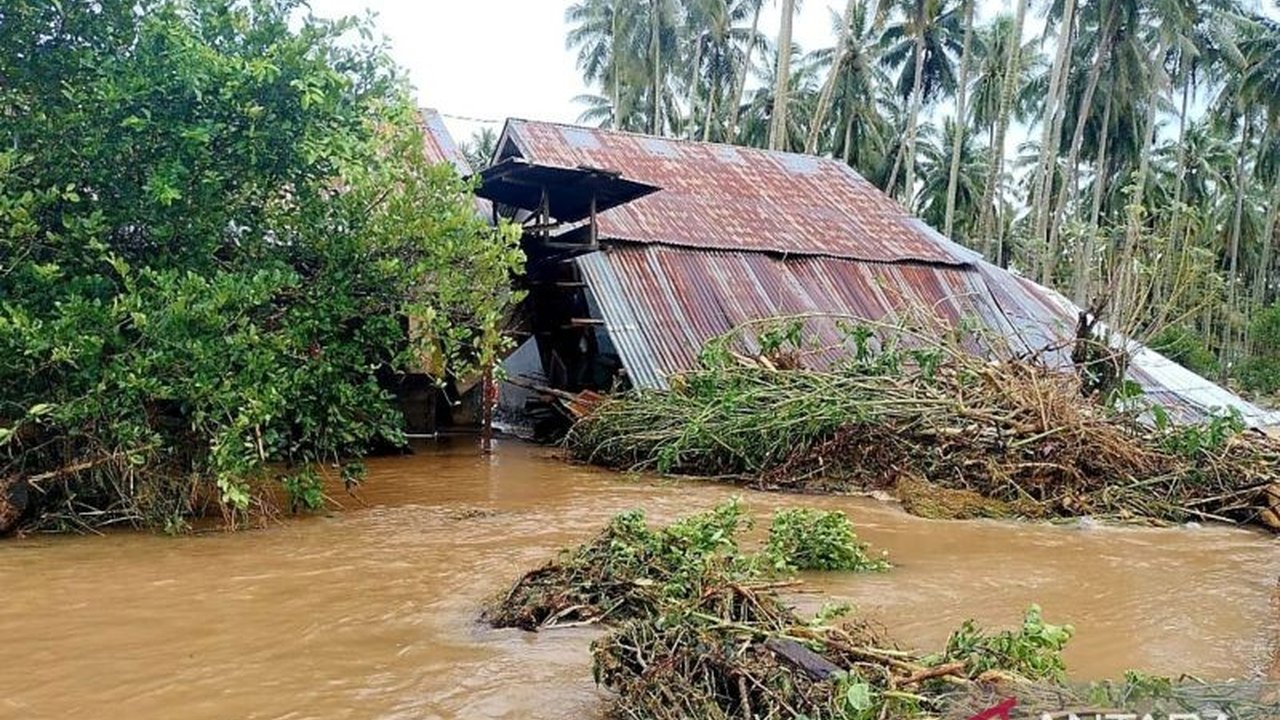 Banjir bandang menerjang empat desa di Kecamatan Biau, Gorontalo Utara, menyebabkan ratusan rumah terendam dan warga mengungsi akibat luapan Sungai Didingga setelah hujan deras.
