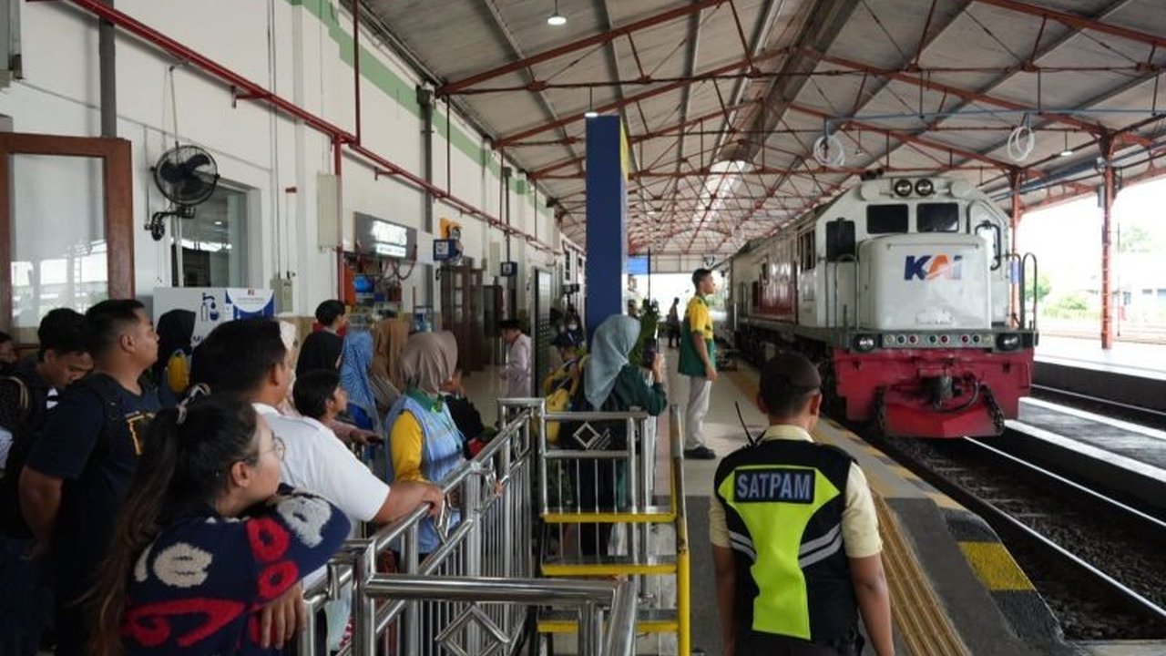 PT KAI Daop 7 Madiun catat puncak arus mudik Lebaran 2025 pada H-3, dengan 12.400 penumpang tiba dan 6.050 penumpang berangkat.