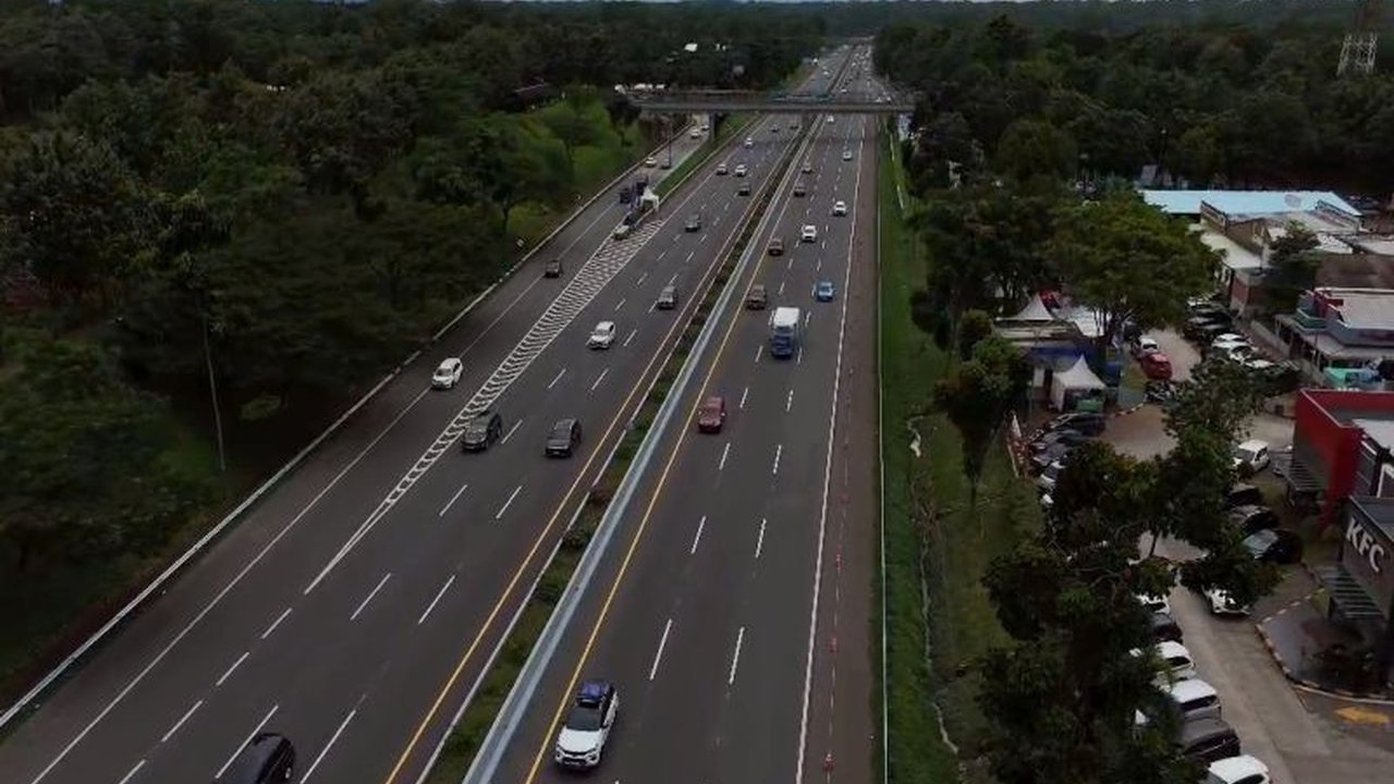 Arus lalu lintas di Tol Cipali terpantau padat dengan rata-rata 5.000 kendaraan melintas per jam pada Sabtu siang, menyebabkan kepadatan di sejumlah rest area.