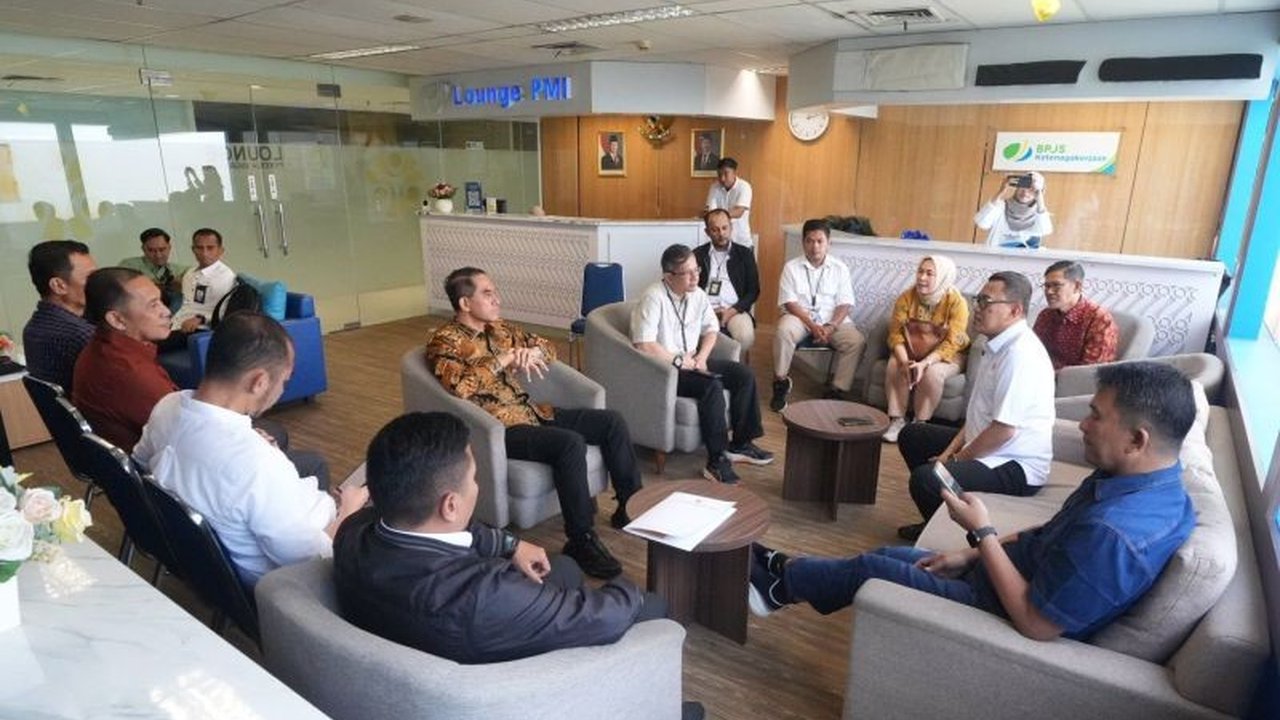 Jelang Lebaran 2025, Menteri Karding meninjau kesiapan Bandara Soetta dalam melayani arus mudik Pekerja Migran Indonesia (PMI), termasuk peningkatan layanan dan antisipasi lonjakan pemudik.