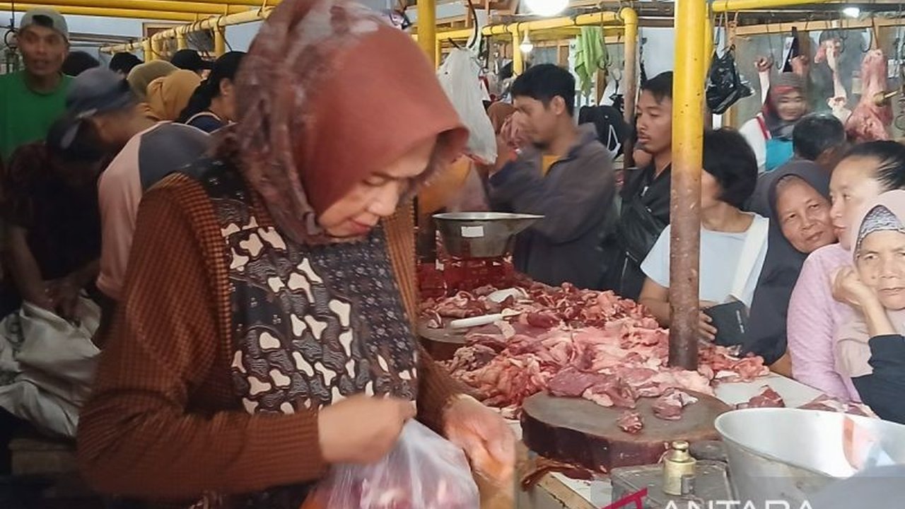 Jelang Lebaran 2025, harga daging sapi di Temanggung meroket hingga Rp150.000 per kilogram, diikuti kenaikan harga daging ayam dan cabai, sementara harga kebutuhan pokok lain relatif stabil.