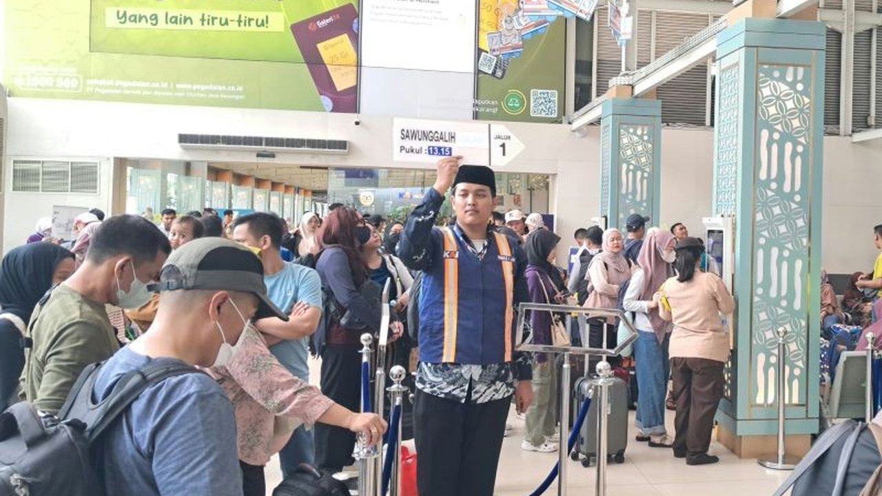 PT Kereta Api Indonesia (KAI) memberikan imbauan penting kepada calon penumpang untuk menghindari pembelian tiket kereta api melalui media sosial guna mencegah penipuan menjelang Lebaran 2025.