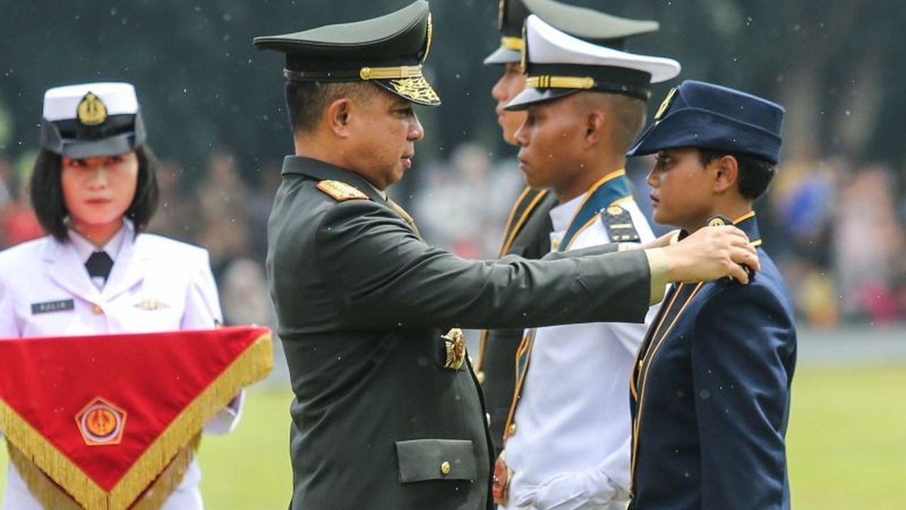 UU TNI menjadi sorotan, memicu perdebatan seputar peran militer dalam kehidupan sipil dan upaya menyeimbangkan hubungan sipil-militer di tengah dinamika demokrasi Indonesia.