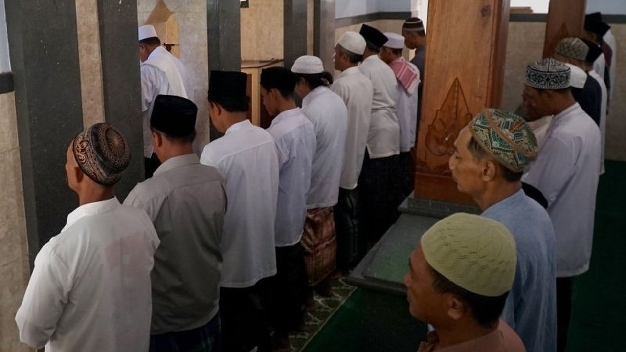 Puluhan jamaah Pesantren Al Khoiriyah di Tulungagung, Jawa Timur, melaksanakan shalat Idul Fitri lebih awal dari ketetapan pemerintah berdasarkan perhitungan ilmu falak, sebuah tradisi yang telah berlangsung turun-temurun.