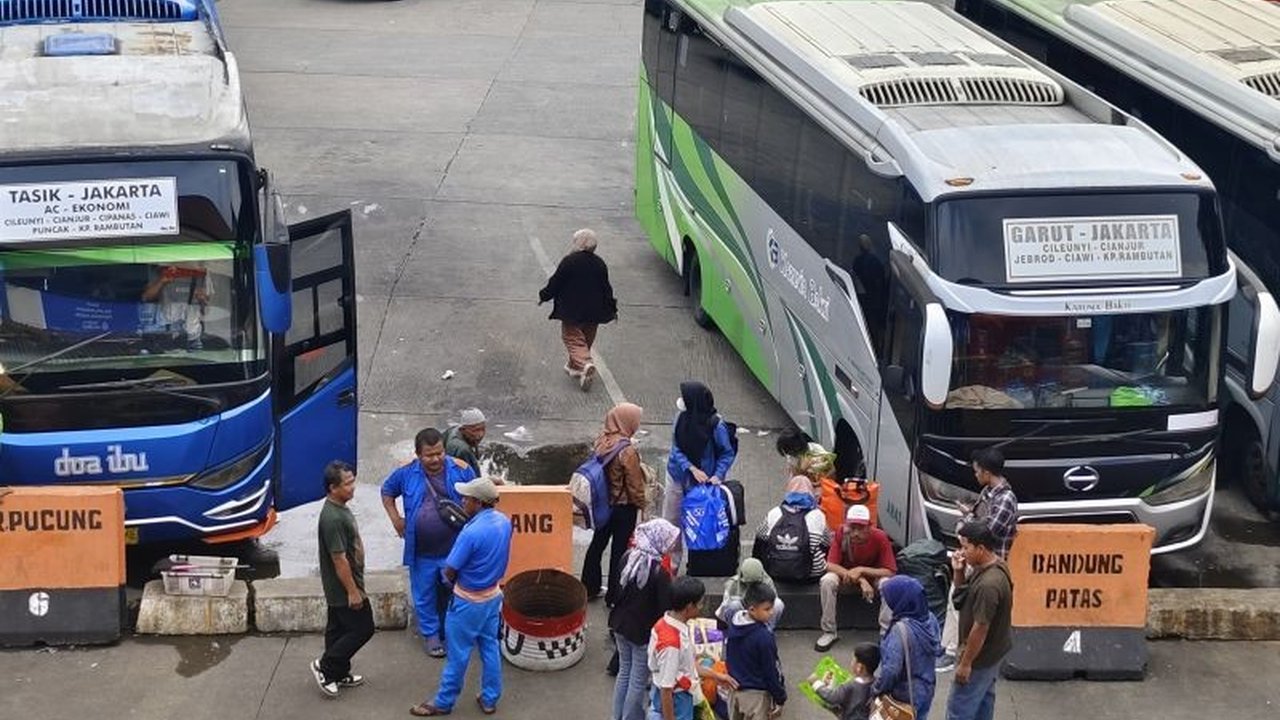 Jumlah pemudik di Terminal Kampung Rambutan mengalami peningkatan secara bertahap menjelang Lebaran 2025, meskipun sempat terjadi penurunan di beberapa hari.