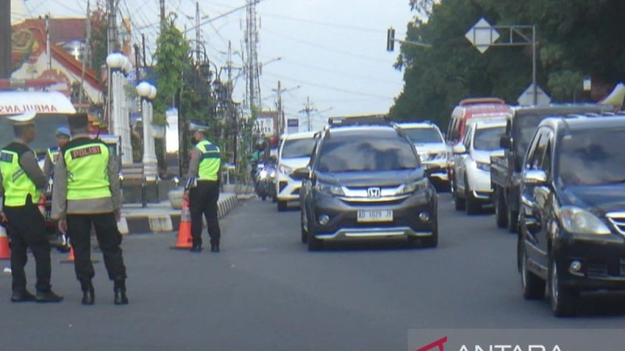 Polres Temanggung mengimbau pemudik Lebaran 2025 untuk berhati-hati terhadap cuaca ekstrem di jalur Temanggung, Jawa Tengah, dengan menyediakan pos pengamanan sebagai tempat berteduh.