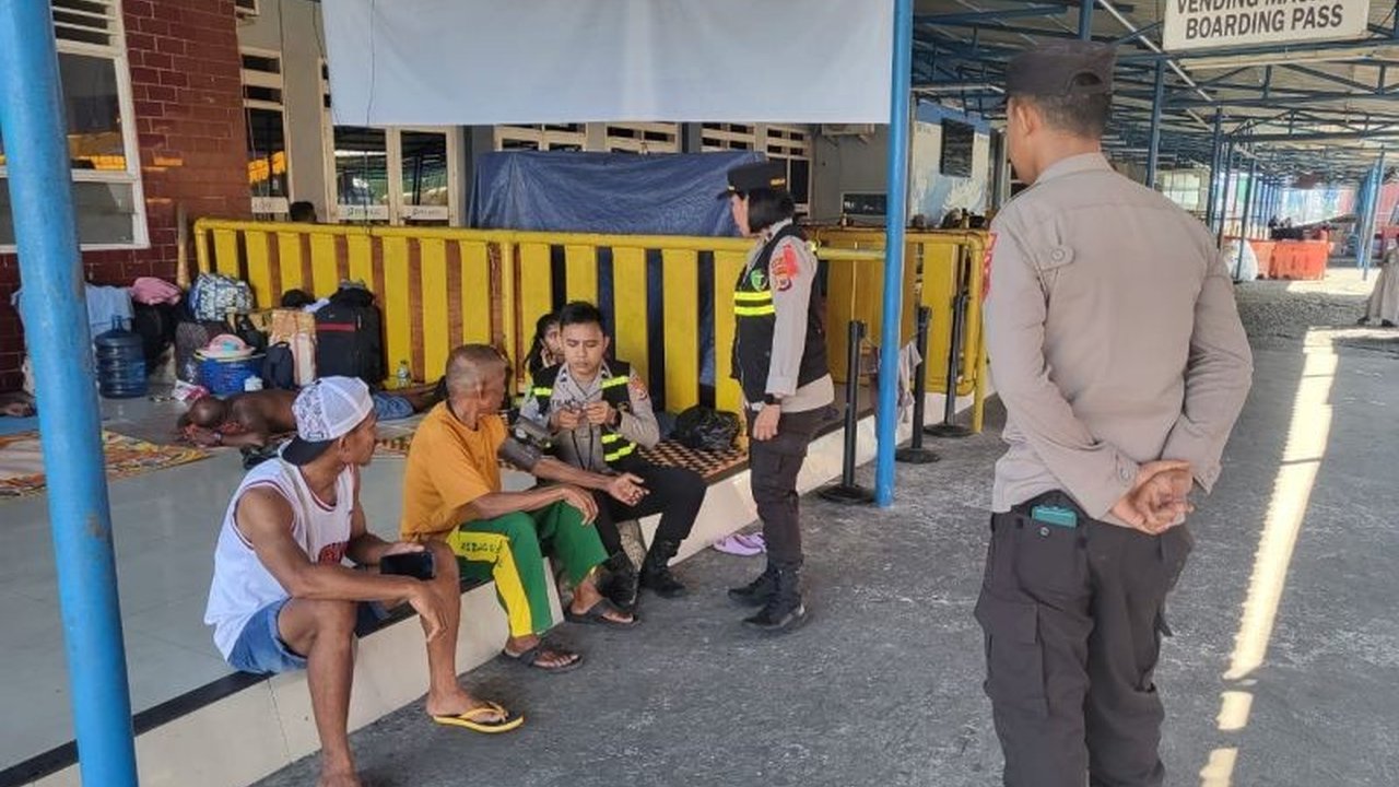 Bidokkes Polda Maluku melakukan pemeriksaan kesehatan gratis bagi pemudik di Pelabuhan Yos Sudarso, Ambon, untuk memastikan perjalanan mudik yang sehat dan aman.