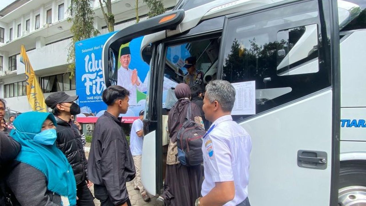 Pemkot Cimahi memberangkatkan 585 warga untuk mudik gratis Lebaran 2025 ke Semarang dan Solo dengan 15 bus yang telah melalui berbagai pengecekan keamanan dan kelayakan jalan.