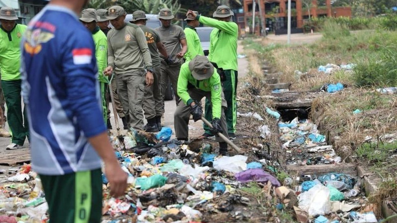Pemkot Batam siagakan petugas kebersihan dan keluarkan surat edaran untuk mengantisipasi lonjakan sampah selama Lebaran 1446 H, imbau masyarakat kurangi sampah plastik.