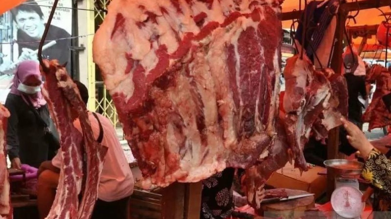 Jelang Lebaran 2025, harga daging sapi di Baturaja, OKU, Sumsel, meroket hingga Rp140.000/kg, meskipun pemerintah menetapkan HET Rp140.000/kg.