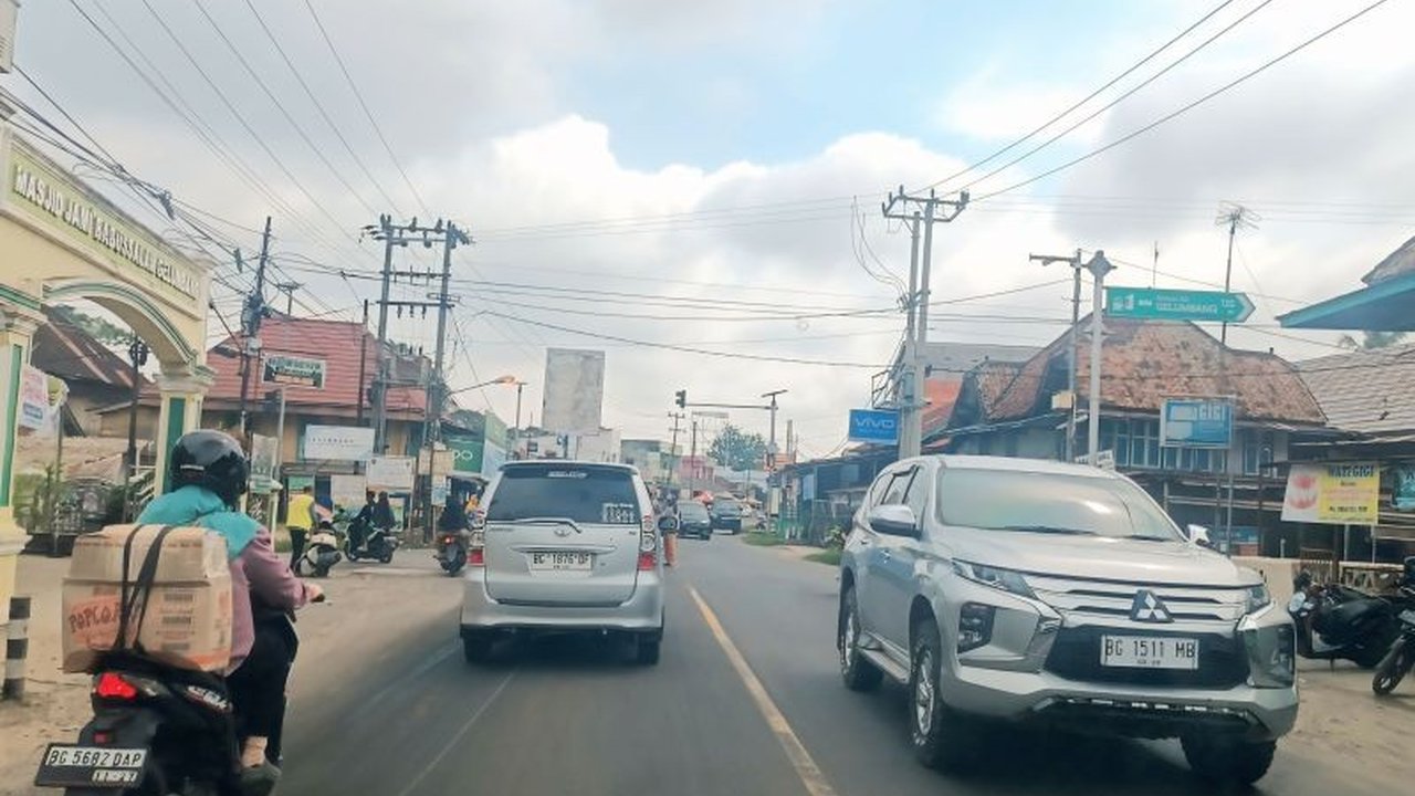 Arus mudik Lebaran di Jalinsum Prabumulih-Palembang ramai lancar, pemudik memilih jalur ini karena lebih hemat biaya dan adanya pos pelayanan yang nyaman.