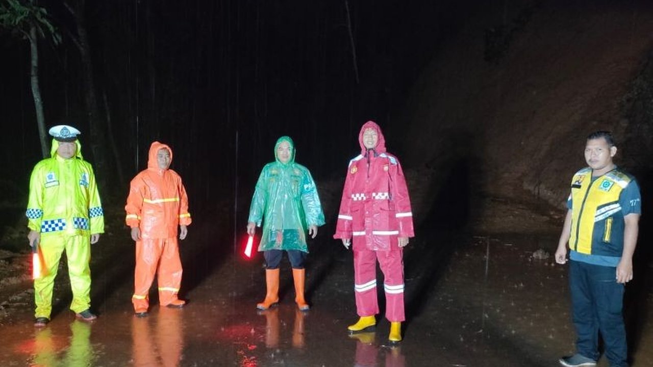 BPBD Pacitan bergerak cepat menangani longsor di jalur Ponorogo-Pacitan yang sempat menutup akses jalan; jalur kini dibuka dengan sistem buka tutup, namun potensi longsor susulan masih ada.