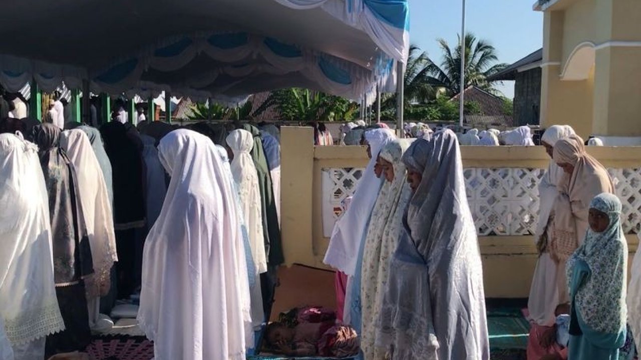 Masyarakat Negeri Wakal, Maluku Tengah, tetap laksanakan Shalat Idul Fitri 1446 H pada 29 Maret 2025, mengikuti perhitungan hisab tradisional leluhur, meskipun pemerintah belum menetapkan 1 Syawal secara resmi.