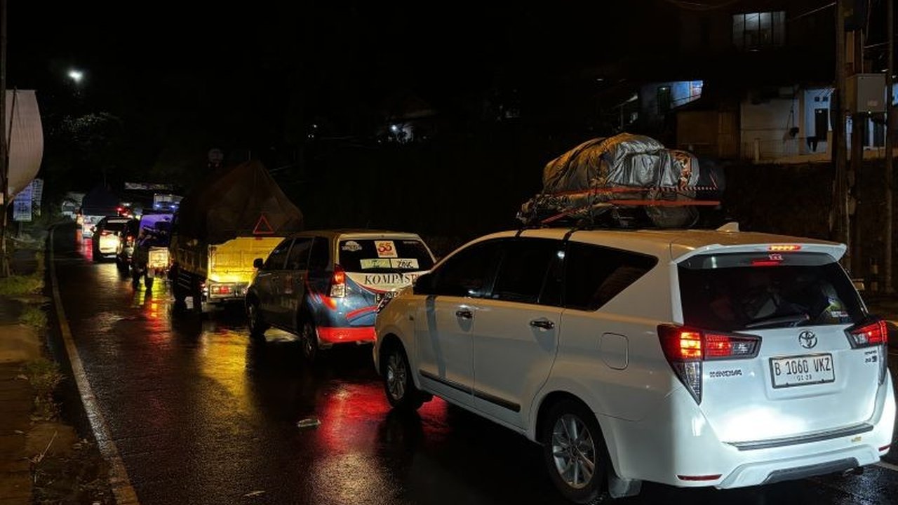 Arus lalu lintas dari Cileunyi menuju Nagreg, Kabupaten Bandung macet hingga 5 kilometer pada H-3 Lebaran 2025, terutama disebabkan oleh karyawan pabrik yang pulang kerja.