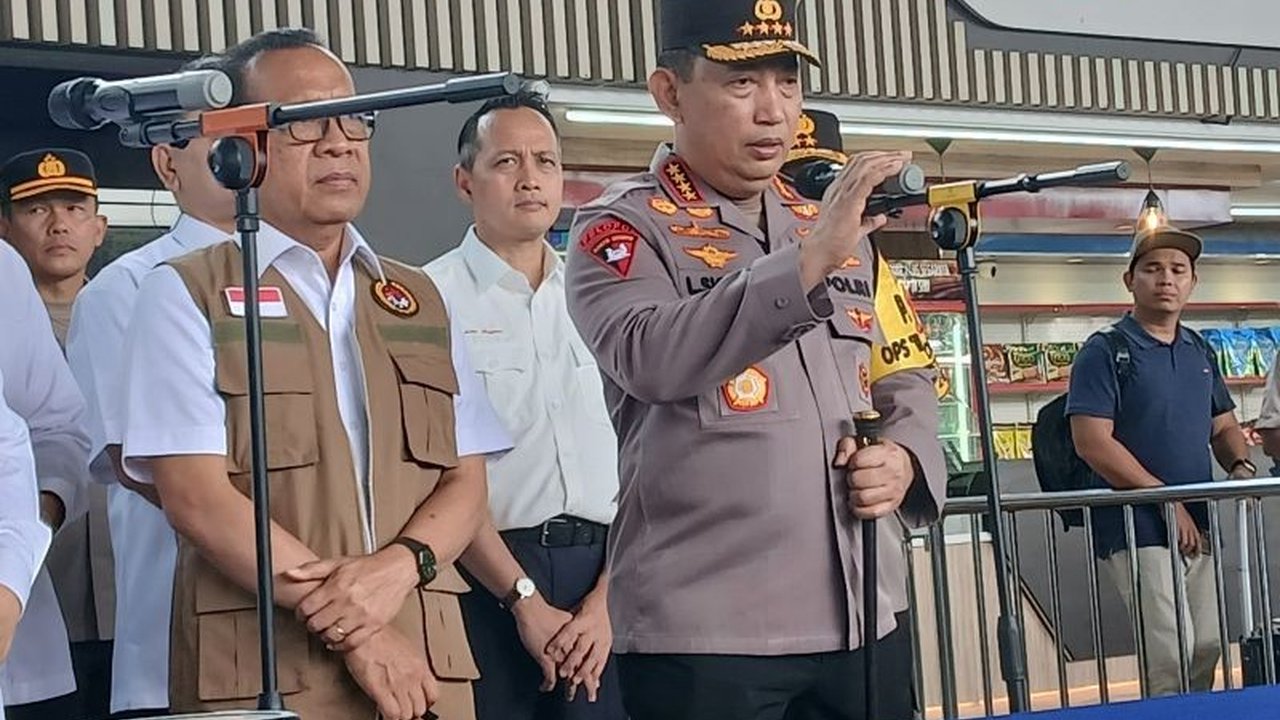 Kapolri Jenderal Listyo Sigit Prabowo meninjau langsung pelayanan transportasi udara di Bandara Soetta menjelang Lebaran, didapati peningkatan penumpang hingga 4,9 persen dibandingkan tahun lalu.