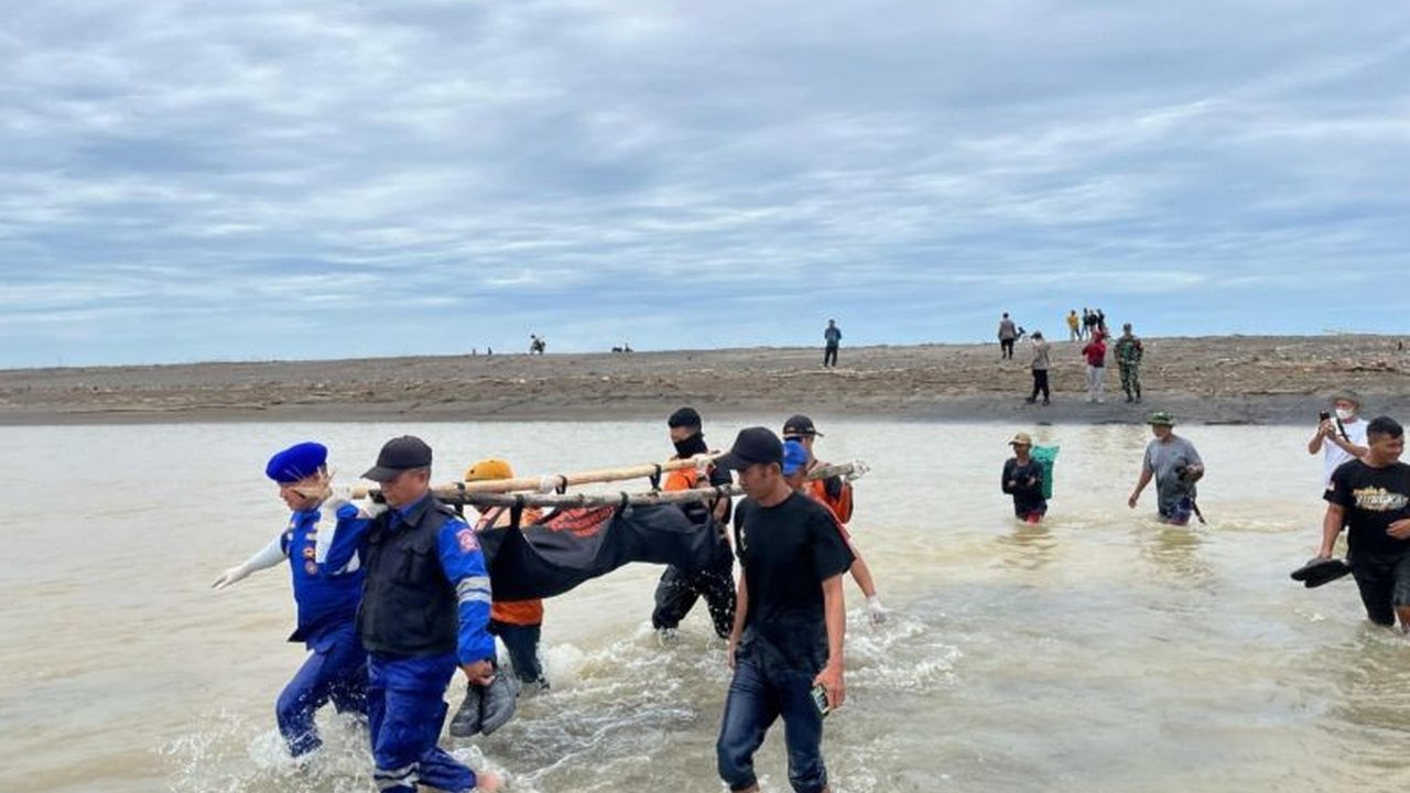 Tim SAR berhasil mengevakuasi jenazah Rohidin Maulana (34), seorang nelayan asal Karawang yang hilang setelah perahunya terbalik di perairan Garut, Jawa Barat.