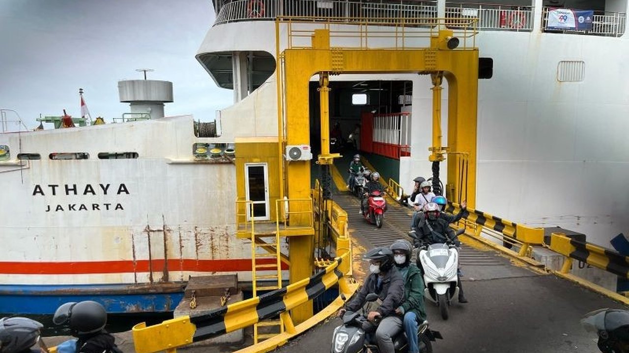 Lonjakan pemudik sepeda motor terjadi di Pelabuhan Bakauheni, Lampung, pada H-2 Lebaran 2025, dengan ribuan kendaraan roda dua menyeberang dari Merak.