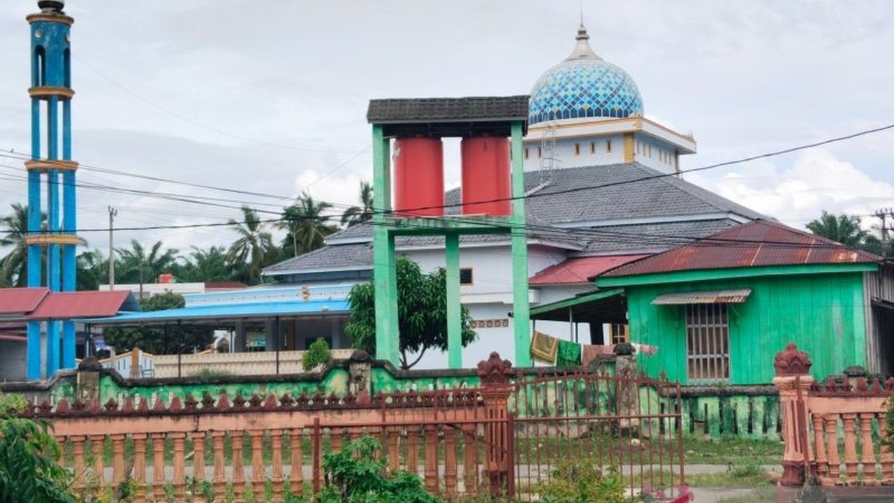 Sebanyak 308 masjid di 15 kecamatan Kabupaten Mukomuko, Bengkulu, menggelar Shalat Idul Fitri 1444 H secara berjamaah, dengan materi khutbah yang menekankan persatuan dan kesatuan NKRI.