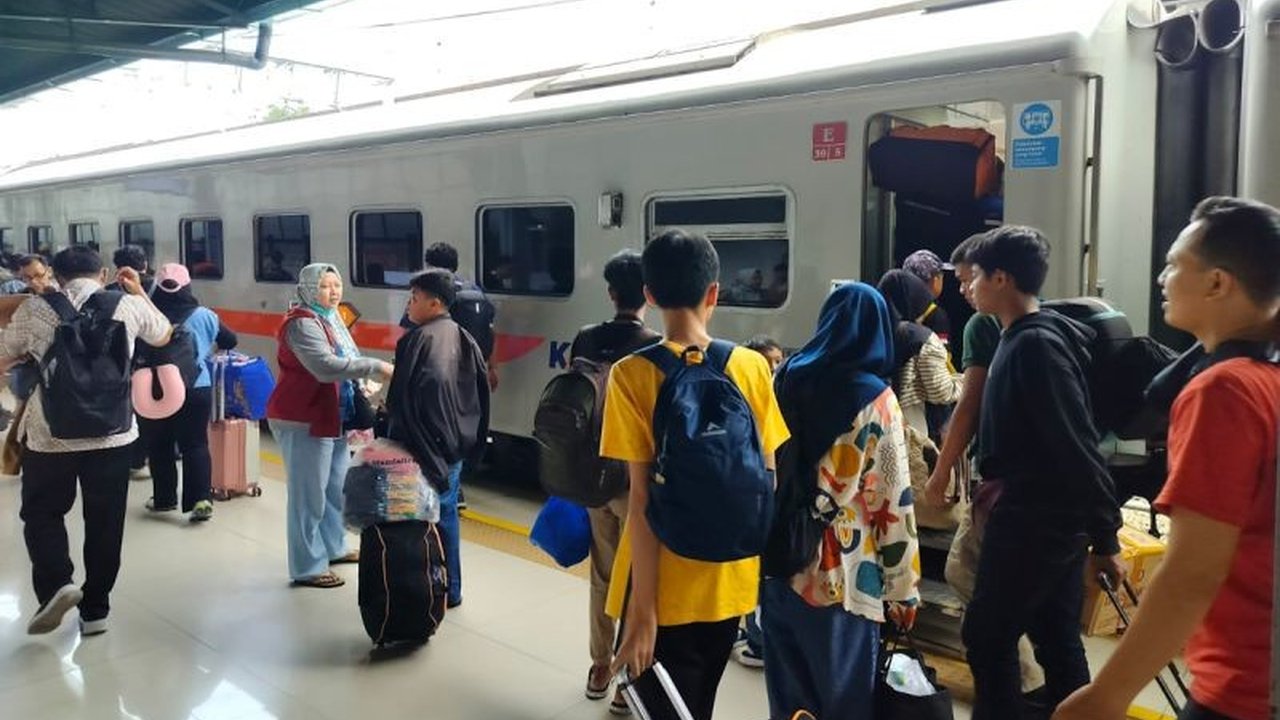 PT Kereta Api Indonesia (KAI) telah memberangkatkan lebih dari 1,4 juta pemudik hingga 28 Maret 2025, dengan puncak arus mudik terjadi pada tanggal tersebut.