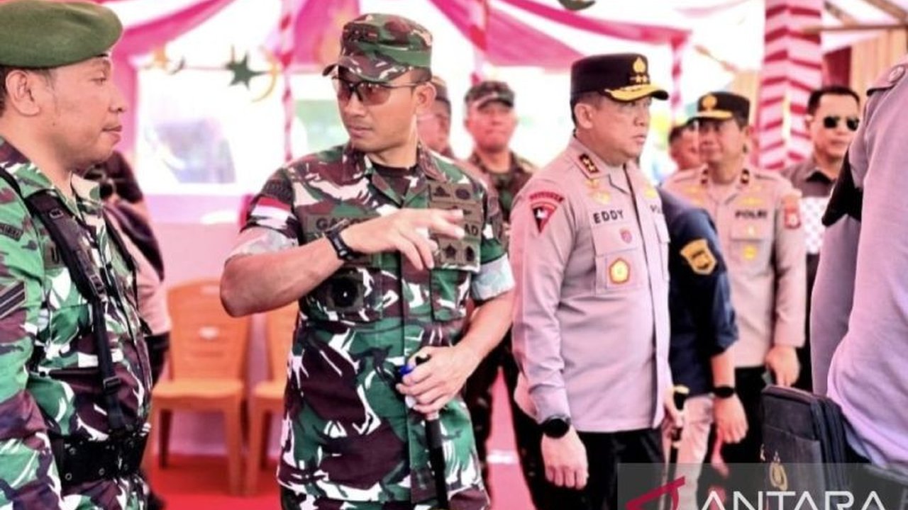 TNI dan Polri di Maluku perkuat sinergitas patroli untuk mengamankan kelancaran arus mudik dan menciptakan suasana kondusif selama Idul Fitri 2025.
