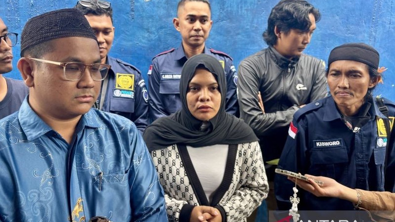 Keluarga Juwita, jurnalis muda yang dibunuh di Banjarbaru, Kalimantan Selatan, mendesak agar oknum TNI AL pelaku dihukum seberat-beratanya atas pembunuhan berencana tersebut.