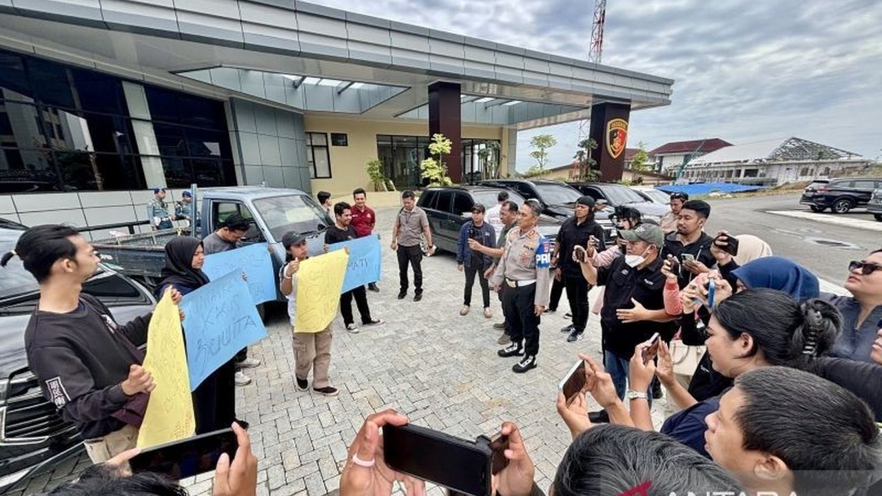 Aliansi Keadilan Untuk Juwita mendesak TNI AL memproses hukum oknum anggota yang diduga membunuh jurnalis Juwita di Banjarbaru, Kalimantan Selatan.